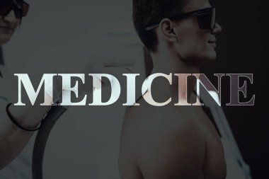 Genç adam güzellik salonuna geldi. Epilasyon tıp. Tedavi geri. Koruyucu gözlük. Sağlıklı bir yaşam tarzı. Modern Spa salonu. Vücut Temizleme. Epilasyon. Çıplak hasta. Yakışıklı adam.