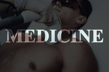 Güzellik Salonu genç adam. Epilasyon tıp. Epilasyon. Kanepede döşenmesi. Yordamı için hazırlanıyor. Modern Spa salonu. Temizlik vücut göğüs. Çıplak hasta. Koruyucu gözlük.