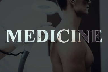 Genç adam güzellik salonuna geldi. Epilasyon tıp. Tedavi geri. Koruyucu gözlük. Sağlıklı bir yaşam tarzı. Modern Spa salonu. Vücut Temizleme. Epilasyon. Çıplak hasta. Yakışıklı adam.