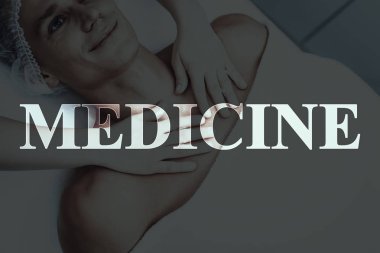 Genç adam güzellik salonuna geldi. Tıp masaj. Kanepede döşenmesi. Yordamı için hazırlanıyor. Modern Spa salonu. Vücut Temizleme. Kozmetik bölümü. Hijyen denetimi. Hasta gülümseyen.