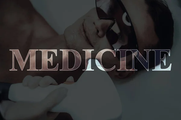 ビューティー サロンでの若い男 脱毛薬 ソファの上に敷設 プロシージャの準備 モダンなスパのサロン 体胸のクリーニングします 裸の患者 保護メガネ — ストック写真