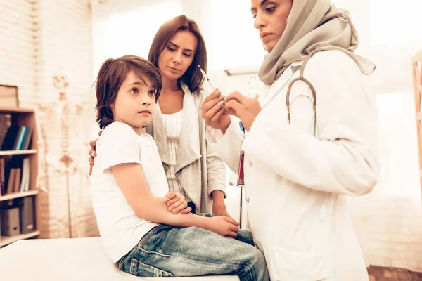 Arabski Lekarz Kobieta Trzymać Strzykawkę Wtryskiem Muzułmanin Kobieta Lekarz Przygotowuje — Zdjęcie stockowe