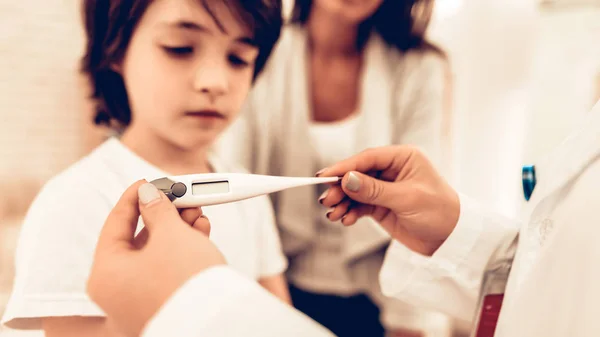 Arabiska Kvinnlig Barnläkare Utnämning Sjuk Pojke Liten Pojke Med Influensavirus — Stockfoto