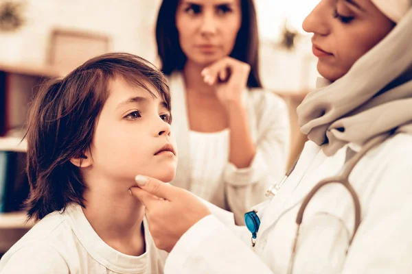 Arabská Žena Lékař Zkoumá Malého Chlapce Dítě Pediatr Nemocnice Koncept — Stock fotografie