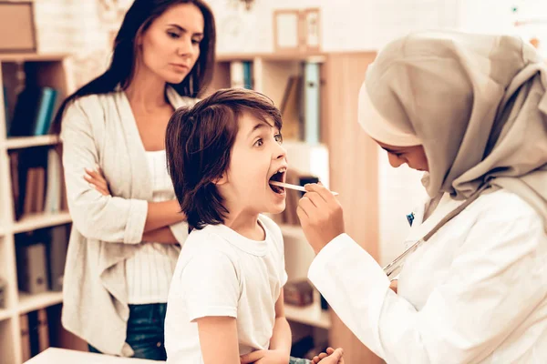 Pediatra Muçulmano Examinando Menino Garganta Doente Criança Pediatra Conceito Hospitalar — Fotografia de Stock