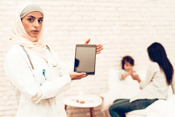 Arab Orvos Üzem Ipad Portréja Arab Női Gyermekorvos Viselése Hidzsáb — Stock Fotó