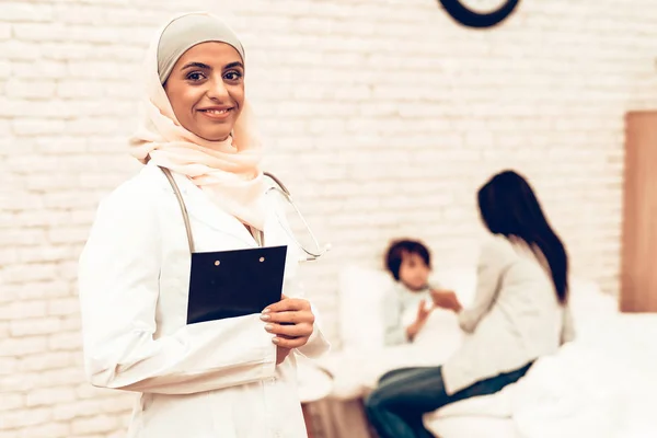 Portré Arab Női Orvos Visel Hidzsáb Mosolygó Muszlim Orvos Gyermek — Stock Fotó
