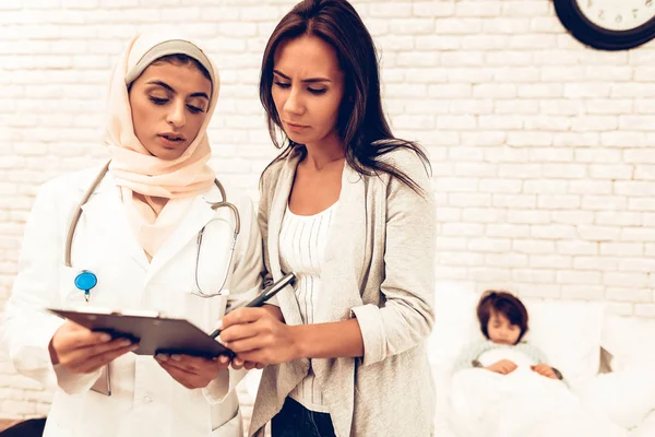 Nombramiento Del Médico Árabe Madre Con Hijo Enfermo Doctora Musulmana —  Fotos de Stock