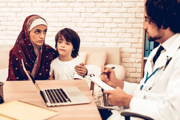 Madre Árabe Con Hijo Cita Con Doctor Doctor Musulmán Confianza —  Fotos de Stock