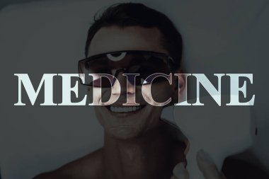 Genç adam güzellik salonuna geldi. Tıp masaj. Kanepede döşenmesi. Yordamı için hazırlanıyor. Modern Spa salonu. Vücut Temizleme. Çıplak gülümseyen hasta. Koruyucu gözlük. Epilasyon jeli.