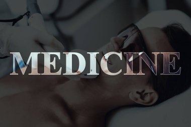 Güzellik Salonu genç adam. Epilasyon tıp. Epilasyon. Kanepede döşenmesi. Yordamı için hazırlanıyor. Modern Spa salonu. Temizlik vücut göğüs. Çıplak hasta. Koruyucu gözlük.