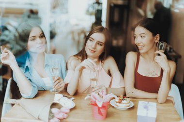 İyi günler ve iyi kek birlikte. Lalowe ile kutlamak ve dost insanlar ve mutlu bir aile 8 Mart kutlamak. Hediye ve Birhday. Mutluluk ve yaşam tarzı. Tatil ve mutlu aile ile. Kız ve iyi hediye