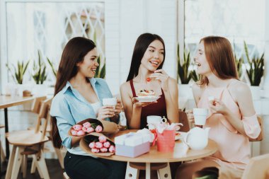 Güzel kadın ve bahar çay içme insanlar gülümse. Güzel çiçekler ve çay olsun. Arkadaş çay içme ve gülümseme. Mutlu saat ile birlikte. Güzel kadınlar için hediye. Genç kız için bakım.