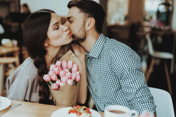 Kiss Happiness Lovers Lovers Happy Together Beautiful Girl Man Celebrate — Stock Photo, Image