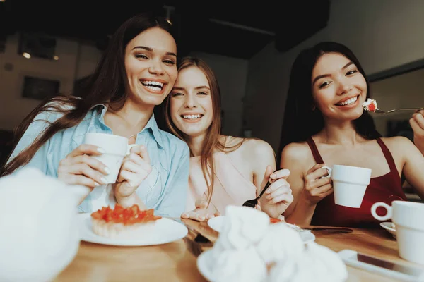 Šťastná Dívka Úsměv Jíst Fod Oslavili Března Užijte Lidé Úsměv — Stock fotografie