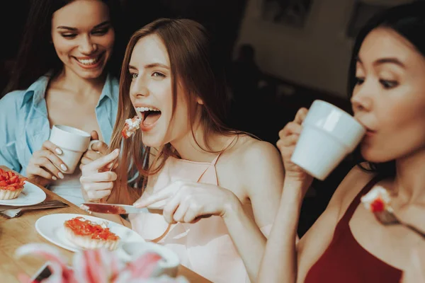 Mädchen Mit Freunden Feiern Tag März Lachen Mädchen Und März — Stockfoto