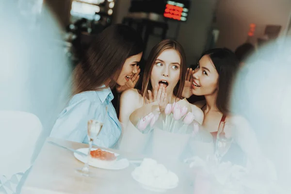 Mädchen Verbringen Zeit Zimmer Essen Und Trinken März Genießen Sie — Stockfoto
