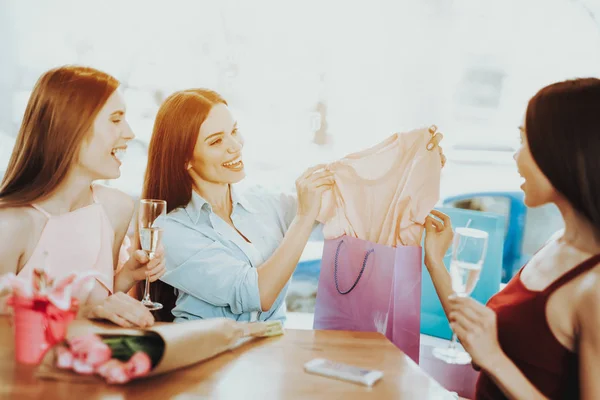 Feliz Primavera Con Familia Amigos Vacaciones Buen Tiempo Chica Celebra — Foto de Stock