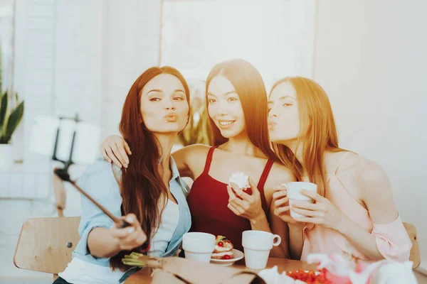 Mutlu Kız Selfie Saat Güzel Genç Kız Birlikte Zaman Geçirmek — Stok fotoğraf