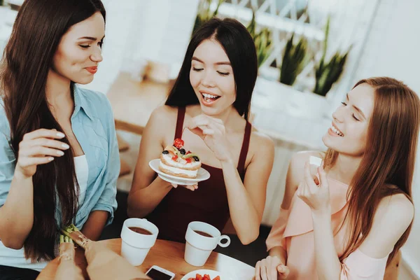 Schöne Mädchen Und Geburtstagszeit Mit Freunden Guten Tee Und Gute — Stockfoto