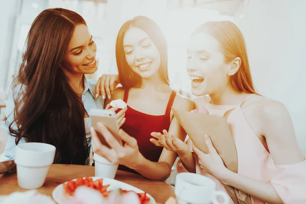 Primavera Con Amici Smartphone Sorridi Amico Bevi Regalo Ragazze Foto — Foto Stock