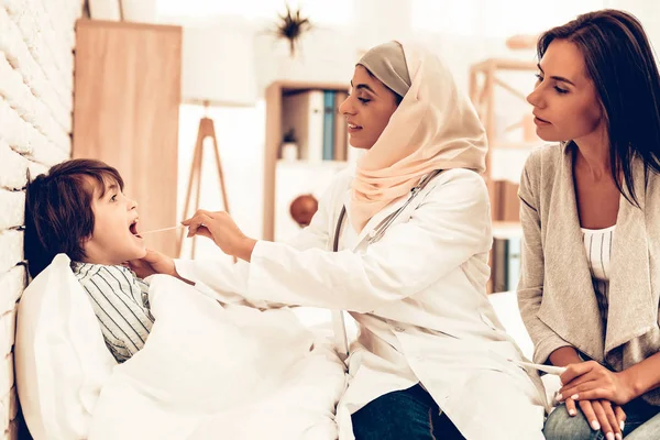 Muslim Pediatrician Examining Boy Throat Sick Niño Pediatra Concepto Del —  Fotos de Stock