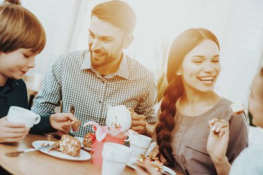 8 Mart. 8 Mart günü kutlu olsun. 8 Mart günü kız için. Gün 8 Mart Kadınlar için. Mutluluk kız ve gün 8 Mart. Gülümseme ve mutlu bir gün. Gün 8 Mart pastada. Romantik gün 8 Mart insanlarla. İnsanlar kutlamak.