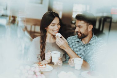 Adam kız arkadaşları ile vakit geçirmek. Tatil ve ilişki. Aile ve iyi zaman birlikte. Çay ve yem. Mutluluk arkadaşların aile bakımı. Gülümse tatlım adam ile büyüleyici adam ve güzel kadın.