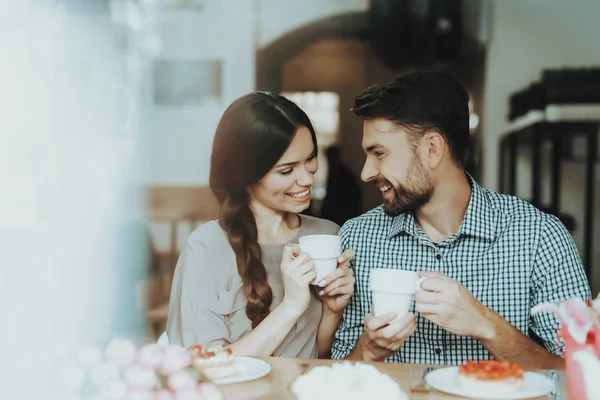 Familia Feliz Bebiendo Sonriendo Juntos Hora Romántica Vacaciones Con Hombre — Foto de Stock