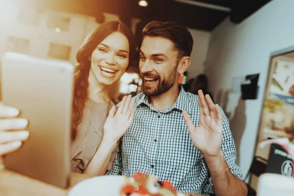 Šťastný Člověk Mladé Dívky Trávit Čas Března Řekněme Tabletem Dárek — Stock fotografie