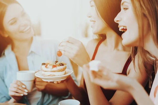 Lycklig Tid Med Vänner Glada Vänner Som Skratta Och Tillbringa — Stockfoto