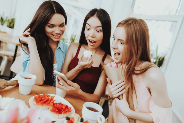 Mooie Vrouwen Vriend Eten Spelen Met Smartphone Smartphone Met Meisjes — Stockfoto