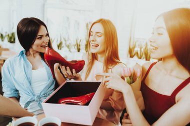 Mutluluk güzel kadınlar için. Hediye ile mutlu kız. Tatil için kadın. Aşk bu mutlu gününde tüm kadınlar için. Kişi günde 8 Mart arkadaş grubu. Bayan için bir yaşam tarzı. Mutlu gün 8 Mart hediye Ayakkabı.