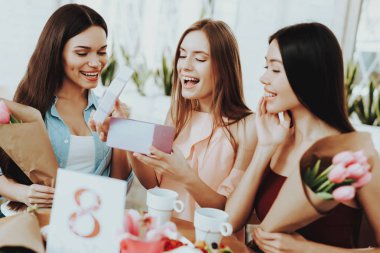 Buket günde 8 Mart güzel kız için. Tatil güzel ve mutlu bir kız için. Bu mutlu günü 8 Mart içinde bir yaşam tarzı. Kişi günde 8 Mart çiçekli. Mutlu gün 8 Mart kadınla. Bayan ve çay.