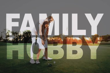 Annem golf çocuk öğretir. Aile hobi. Çocuk atış almak için öğreniyor. Yaz hafta sonu. Kadın ve çocuk günbatımı. Lüks Aktif istirahat. Aile eğlence. Elit spor. Saydam bir metin efekti.