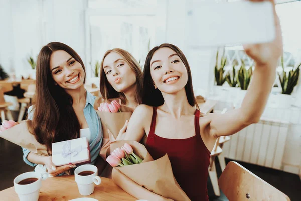 Feliz Joven Mujer Con Amigos Celebra Vacaciones Para Chica Joven —  Fotos de Stock