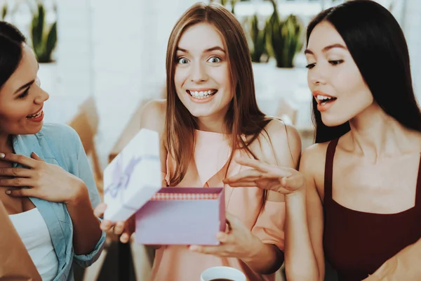 Frauen Die Diesem Glücklichen Tag Mit Blumen Lächeln Zärtlichkeit Und — Stockfoto