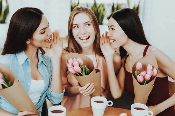 Mujeres Felices Con Ramo Bouquet Marzo Ramillete Con Chica Preocupo —  Fotos de Stock