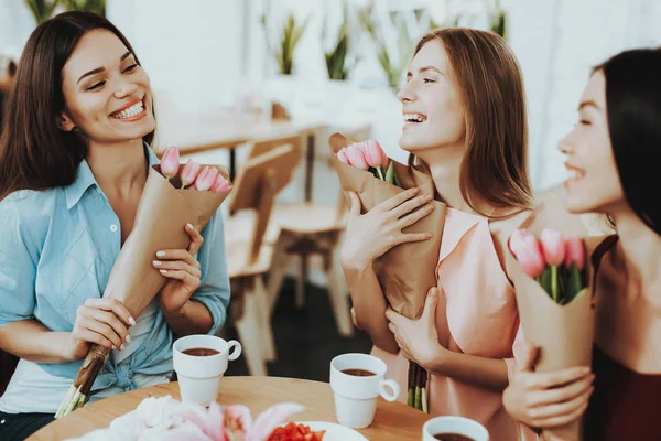 Março Para Mulheres Jovens Mulher Bonita Com Amigo Aniversário Bom — Fotografia de Stock