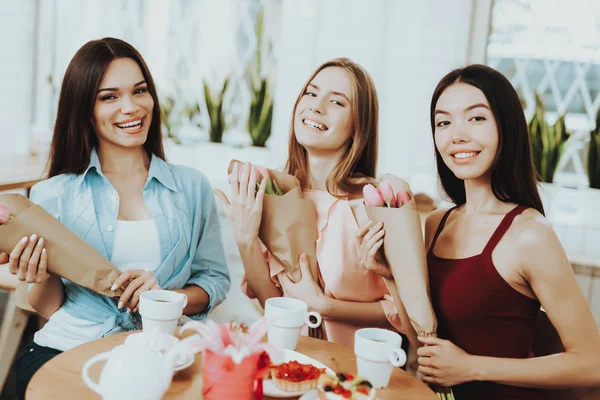 여자에 월입니다 Eautiful 월입니다 친구를 꽃다발입니다 여자에 관심이 여성입니다 하루에 — 스톡 사진