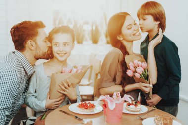 Mutlu günü 8 Mart tüm insanlar için. Bakım baba ve oğul. Aile birlikte vakit geçirmek. Mutluluk ve gülümseme Slurm'u iyi günler. Baba kız mutlu ve mutlu. Bahar genç ailesi için. Bahar tatil.