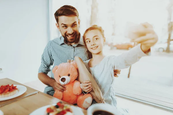 Selfie Mit Vater März Schönes Mädchen Und Guter Vater Lächeln — Stockfoto