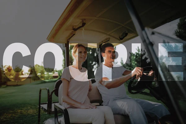 Casal Está Montando Carro Golfe Família Campo Golfe Homem Mulher — Fotografia de Stock