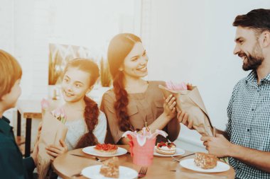 Baba ve kız mutlu günü 8 Mart tatil aile ile kutlamak. Gıda iyi ve tatlı. Çiçek ve gıda günde 8 Mart. Romantik gün 8 Mart. Mutluluk aile gün 8 Mart kutlamak. Aile ile seviyorum.