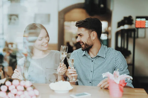 Sorriso Famiglia Bere Champagne Giornata Romantica Con Uomo Bello Bella — Foto Stock