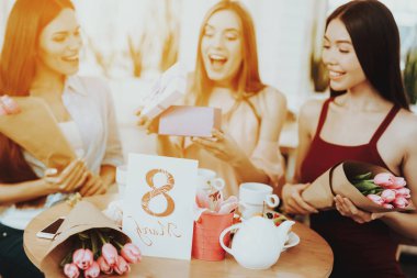 8 Mart güzel yüzüne. Moda güzel kadınlarla. Mutlu yüz tatil 8 Mart. İnsanlar ve genç kadın kutlamak. Kadın arkadaş ve çiçeklerle. 8 Mart ile bahar ve mutlu arkadaşlar.