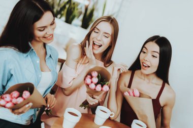 Gün 8 Mart neşeli insanlar. Büyüleyici güzel kızlar 8 Mart günü'nü kutluyorlar. Güzel kızlar umurumda. Buket ile Besutiful kız gün 8 Mart. İyi arkadaş ile kutlamak. Bahar insanlar için.