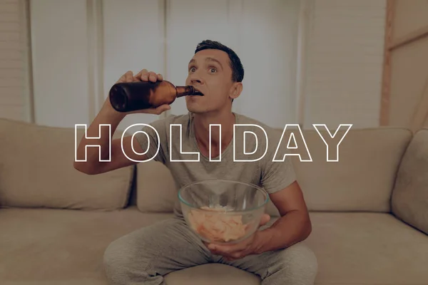 Guy Bebe Cerveza Come Patatas Fritas Emociones Fuertes Marido Vacaciones —  Fotos de Stock