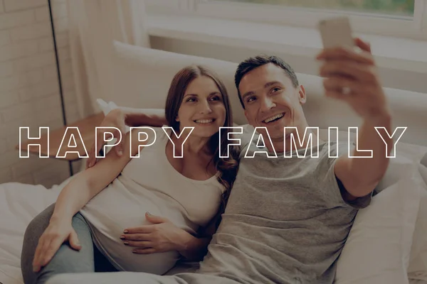 Rodinné Selfie Smartphone Chlap Drží Těhotná Žena Chlapi Ležící Posteli — Stock fotografie