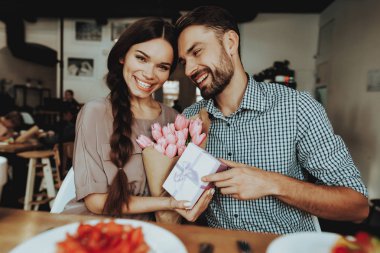 Gülümse ve mutlu güzel kız ile. Onunla 8.